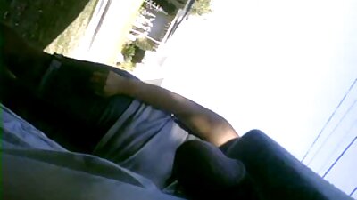 Ebenpuust tibu suurte naturaalsete rindadega, mis voodis vingerdavad