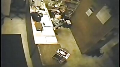 Ilus mustanahaline pika riistaga mees keppib litsat punapea tüdrukut