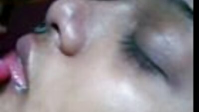 Kuum lits, kellel on suured tissid, laotab end voodil laiali