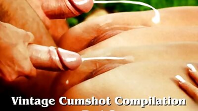 Rinnakas kõhn tüdruk tõmbab oma seksika kiisu läbi massiivse varda