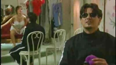 Noor ja armas brünett, kes armastab kukke, teeb seda koeralikult