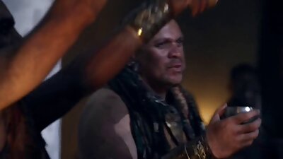 Paar suurte papudega tüdrukut suudlevad teineteist kolmekesi