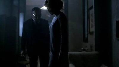 Innukas emane tegeles tohutu õlitatud riistaga ja valmistub seda keppima