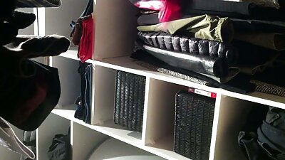 Must tibu ajab oma tagumikku ja kiisu huuli laiali musta kutt