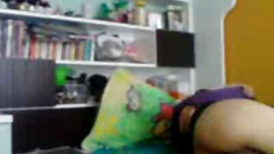 Valge tüdruk maitseb oma märjas kiisus suurt musta lihapulka