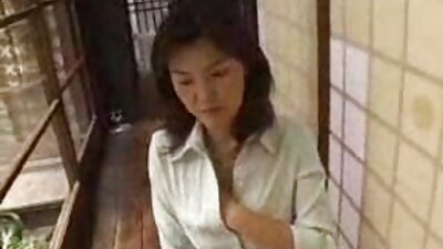 Reie tagumisel tätoveeringuga tüdruk kasutab eneserahuldamiseks dildot