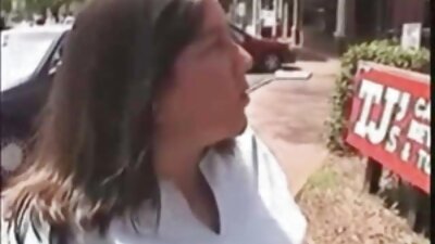 Raseeritud kiisuga latiina laiutab oma kiisu huuli tüübi jaoks