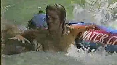 Prillidega brünett on laual tõesti sügavalt perses