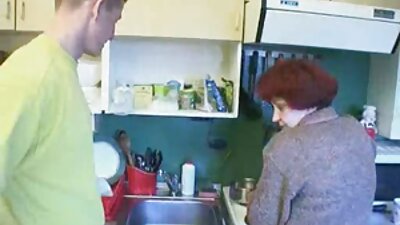 Sportlik Jenni Lee kuradi massaažilaual