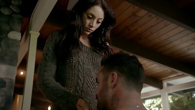 Juicy brünett Natalie Heart keppib oma basseinipoisiga