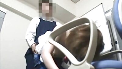 Seksikas beib mängib kukega oma jalgadega ja ta saab nende peale