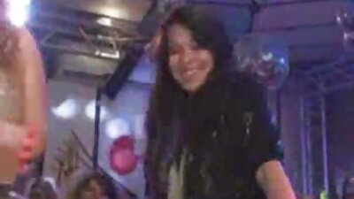 Diivanile tungib tohutute võltsrinnadega pornotäht