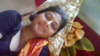 Musta juustega väike daam soovib imeda suurt riista