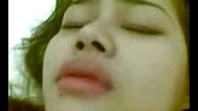 Milf, kellel on tohutud looduslikud tissid, on näha pardi otsas hüppamas