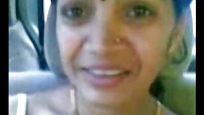 Osav mees kruvib blondi sõbrannat aktiivselt punasele päevavoodile