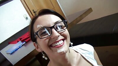 Kiimas amatöör on klubis, alasti ja võtab riideid seljast