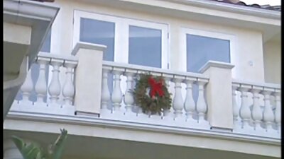 Tüdruk riietub mehe poolt lahti, kui päike õues loojub