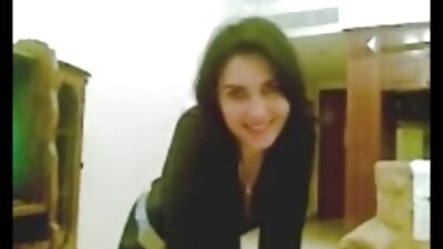 Neli tüdrukut tähistavad koos diivanil kooli lõppu