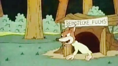 Latina koos suure perse suudleb suurt riista ja on perses