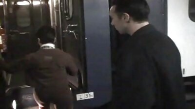 Tüdruk seksib mängimise ajal kasuõe mehega