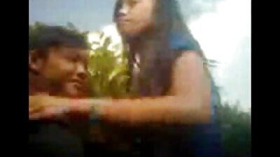 Brünett kasutab oma seksikaid jalgu, et mehe munn raskeks saada